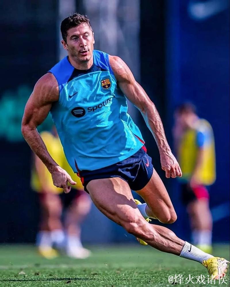世体：莱万未参加巴萨今日合练，只在健身房进行预防性训练